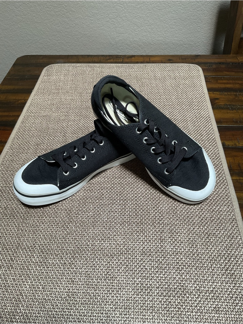 KEEN ELSA III Canvas Sneaker - Black / Women’s 7 / Like New